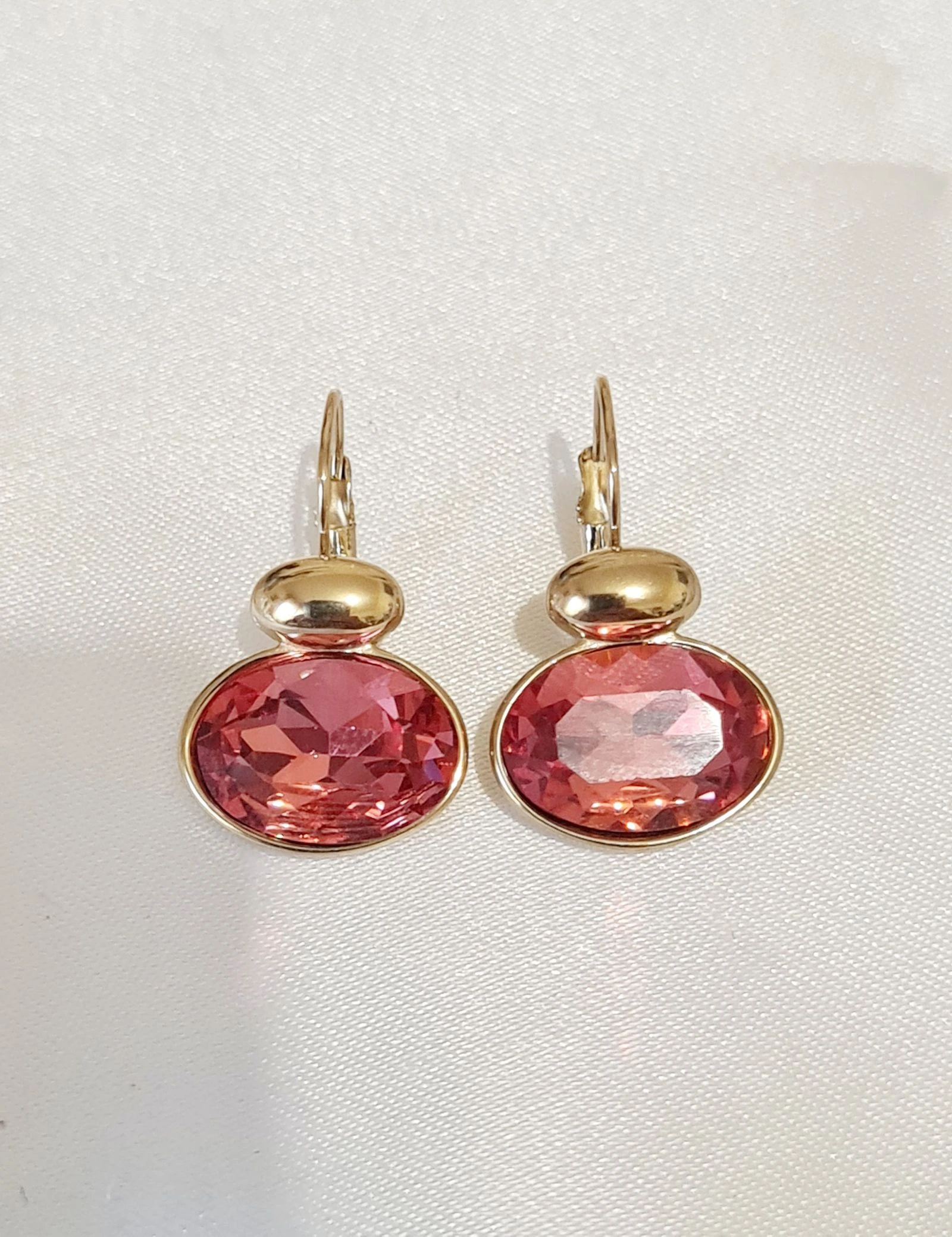 Boucles d'oreilles dorées cristaux framboises